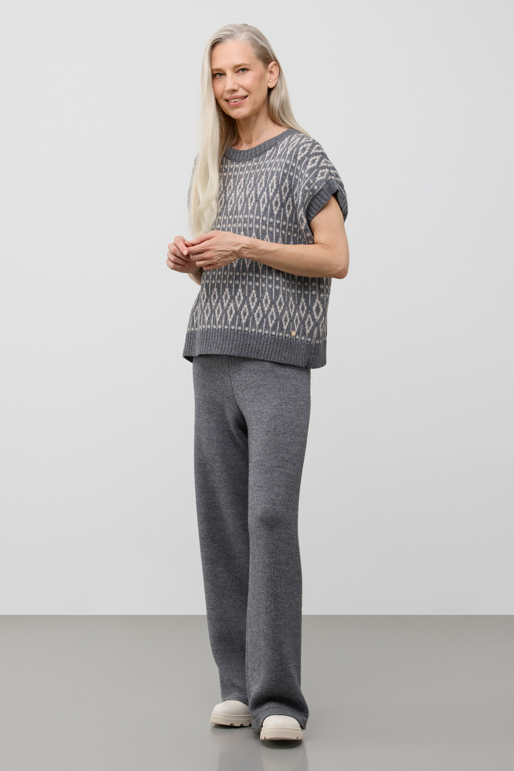 Жилеты женские для мам, артикул: ЕВ 30247/ш, цвет: темно-серый