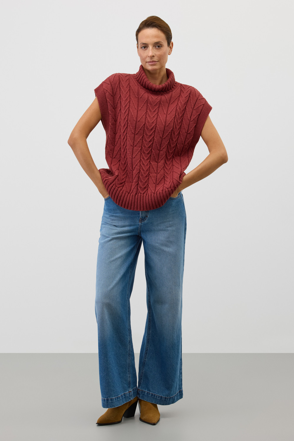 Жилеты женские для мам, артикул: ЕВ 30228/ш, цвет: коричневый