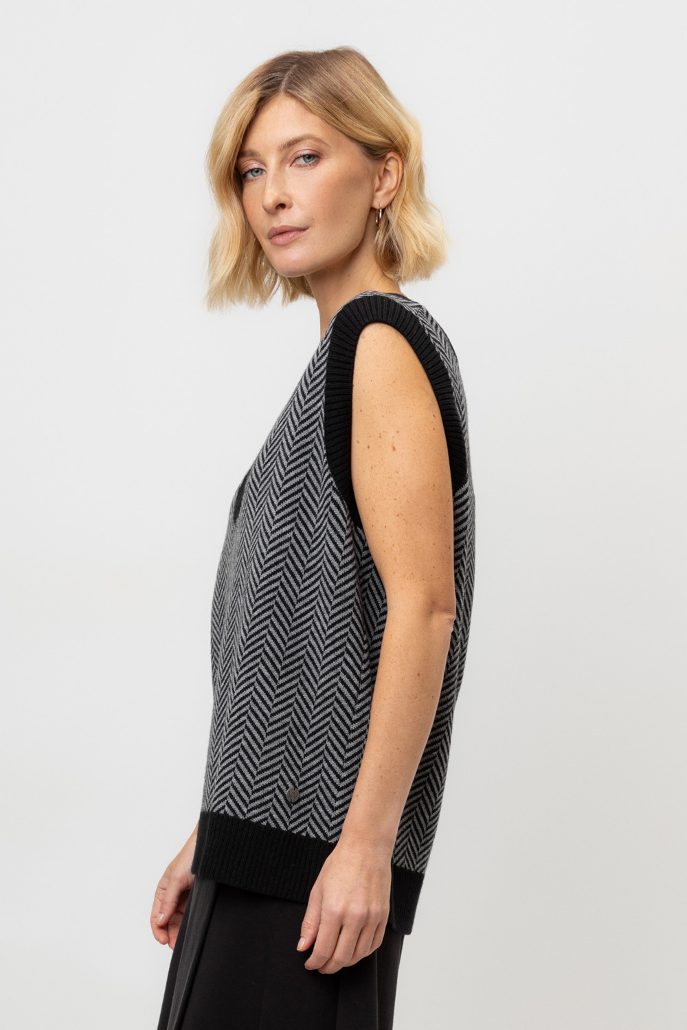 Жилеты женские для мам, артикул: ЕВ 30116/24ш, цвет: черный, фото 3